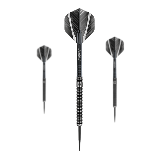 dardos de acero Winmau Blackout Variant 1 Auf dem Bild sind drei schwarze Steeldarts mit silbernen Akzenten zu sehen. Die Darts sind in einer Reihe mit einem Dart in der Mitte und jeweils einem Dart links und rechts angeordnet.