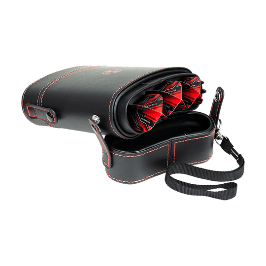 HRT-16402_Harrows_Prima_Dartcase_Red_4 Das Bild zeigt das Harrows Prima Dartcase, ein schwarzes Etui mit roten Nähten. Im geöffneten Etui sind drei komplett zusammengebaute Dartpfeile zu sehen.