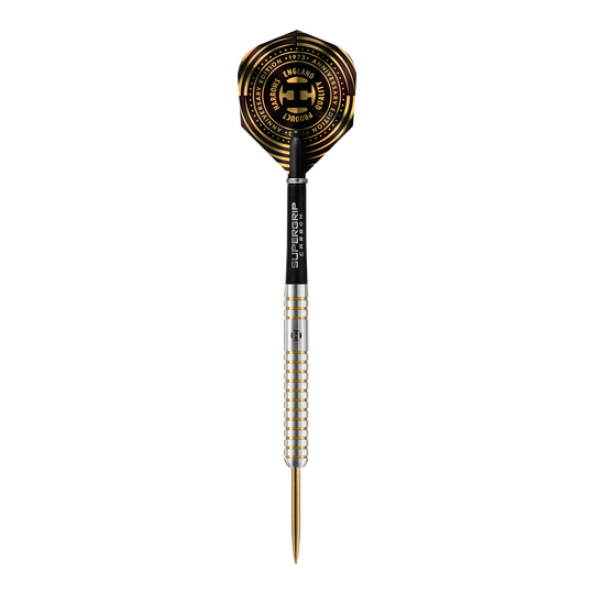 Edición de aniversario de Harrows Los Steeldarts originales Das Bild zeigt einen Harrows Anniversary Edition The Original Steeldart mit silbernem Schaft und goldenen Akzenten. Das Dartflight ist schwarz-gold gestaltet und trägt einen Jubiläumsaufdruck.