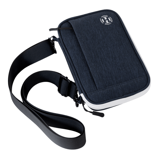 Cartera para dardos Harrows Smart Case XL Das Bild zeigt eine blaue Tragetasche mit einem verstellbaren Schultergurt. Auf der Vorderseite befindet sich ein rundes Logo mit Schriftzug.