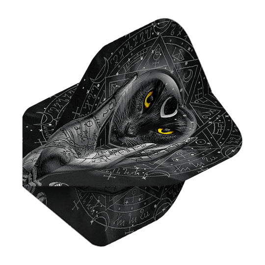 Alchemy Grimalkins Glass No2 Vuelos Estándar Das Bild zeigt ein Dartflight mit einem schwarzen Katzenmotiv und leuchtend gelben Augen. Im Hintergrund sind mystische Symbole und eine beschriebene Hand zu sehen.