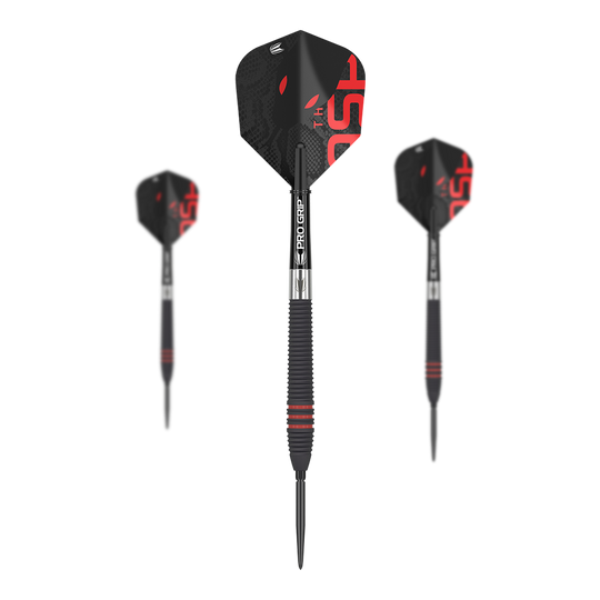 Dardos de acero Target Nathan Aspinall Black Swiss Point Das Bild zeigt drei schwarze Steeldarts mit roten Akzenten und der Aufschrift "Pro Grip" auf dem Schaft. Die Flights sind ebenfalls schwarz mit roten Details und geometrischem Design.