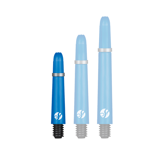 Flechas de carbono Shot Koi - Azul Auf dem Bild sind drei blaue Dartschäfte in verschiedenen Längen zu sehen. Sie haben schwarze Gewinde und silberne Ringe.