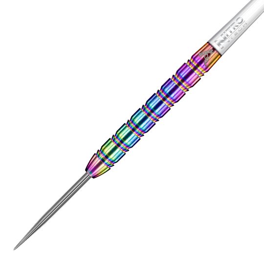 RD1478-RedDragon-Peter-Wright-Snakebite-1-Rainbow-Steeldarts-2 Der abgebildete Dart ist ein „Red Dragon Peter Wright Snakebite 1 Rainbow Steeldart“. Er zeichnet sich durch seine auffällige, regenbogenfarbene Oberfläche und ein markantes Rillenmuster aus.