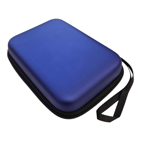 Das Bild zeigt ein blaues Dartcase in metallischer Optik. Es handelt sich wahrscheinlich um das Modell DC02 von McDart.
