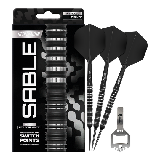 Zu sehen ist das komplette Set der Red Dragon Sable Parallel Switch Point Steeldarts. Drei Darts und Zubehör liegen nebeneinander.