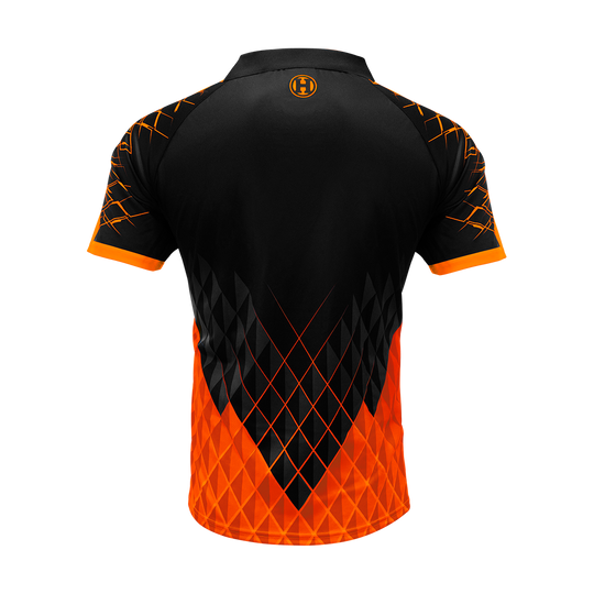HRS-26234_Harrows_Paragon_Dartshirt_Orange_2 Das Bild zeigt das Harrows Paragon Dartshirt in Orange von hinten. Das Shirt ist überwiegend schwarz mit einem auffälligen orangefarbenen Muster und orangen Akzenten an den Ärmeln.