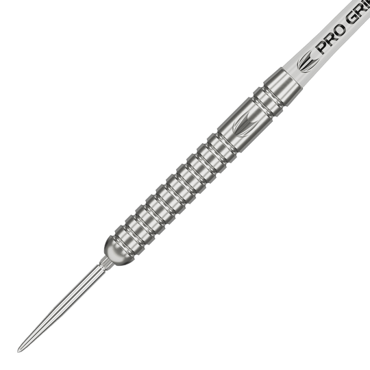 Dardos de acero Target Rob Cross Voltage Swiss Point Das Bild zeigt einen silbernen Steeldart mit gerilltem Griff und spitzer Metallspitze. Auf dem Schaft steht "PRO GRIP" geschrieben.
