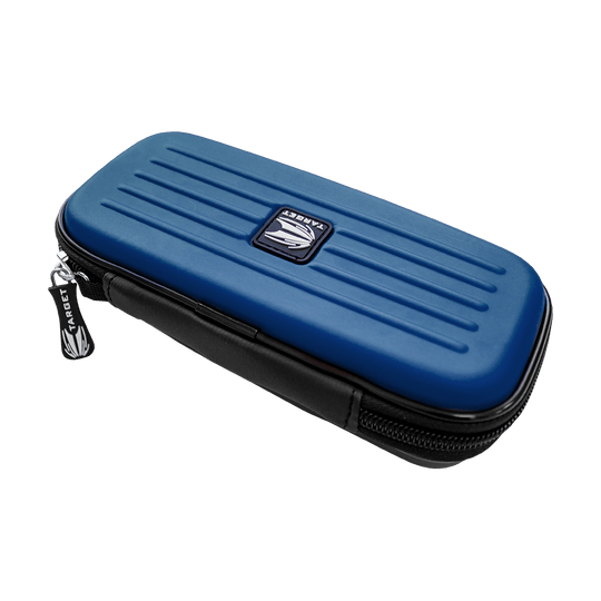125822_Target_Takoma_Dartwallet_Blau_2 Das Bild zeigt das Produkt „Target Takoma Dartwallet“. Es ist ein rechteckiges Etui mit einem blauen, gerillten Deckel und einem schwarzen Reißverschluss.