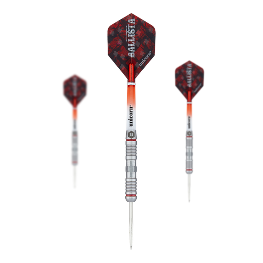 Dardos de acero estilo Ballista Unicorn 2 Auf dem Bild sind drei Steeldarts des Produkts "Unicorn Ballista Style 2" zu sehen. Die Darts haben rot-schwarze Flights und silberne Spitzen mit einem gerillten Schaft.