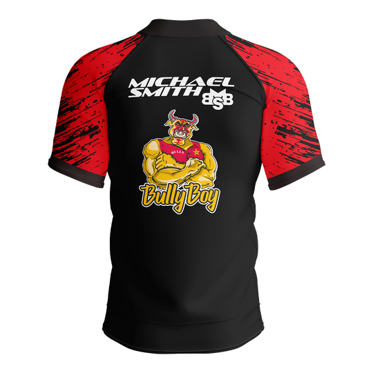 Foto de Michael Smith con polo de rayas rojas y dardos. Das Bild zeigt das Shot Michael Smith Red Strip Polo Dartshirt. Dieses Dartshirt ist speziell für Fans von Michael Smith entworfen.