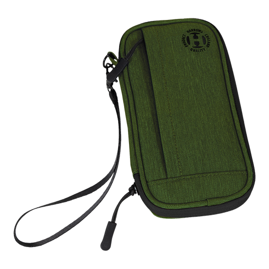 Cartera inteligente Harrows Dartcase Dies ist ein grünes Dart-Etui mit einem schwarzen Reißverschluss und einer Handschlaufe. Auf der Vorderseite befindet sich ein rundes Logo mit der Aufschrift "Harrows Quality".