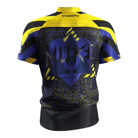 Camiseta de dardos de Luke Littler de Target 2027 Das Bild zeigt das Target Luke Littler Dartshirt 2027. Es ist ein spezielles Dartshirt, entworfen für Luke Littler.