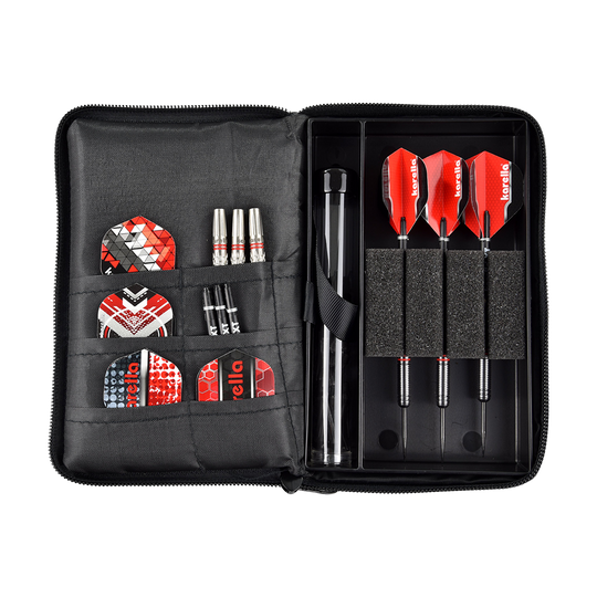 _The_Pak_Dartcase_OPEN_2u16AExJp5FCXz Die Abbildung zeigt das Produkt „The Pak Jeans Edition Darttasche“. In der Tasche befinden sich Dartpfeile, Flights und weiteres Dartzubehör ordentlich sortiert.