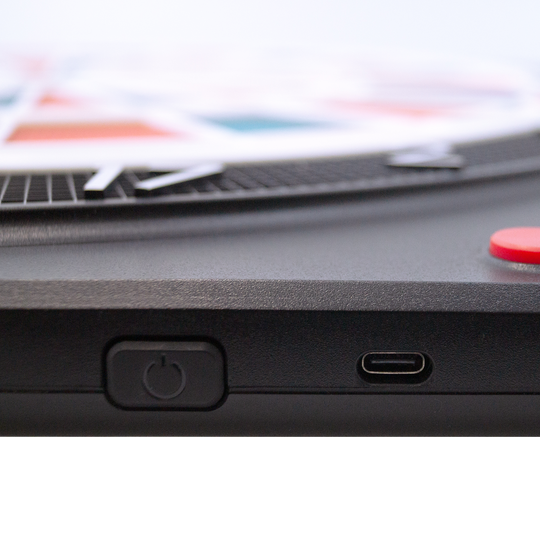 Diana electrónica blanda Karella CB-Smart Das Bild zeigt einen Ausschnitt der Karella CB-Smart Elektronische Soft-Dartscheibe. Zu sehen sind der Ein-/Ausschalter und ein USB-C Anschluss an der Seite des Geräts.