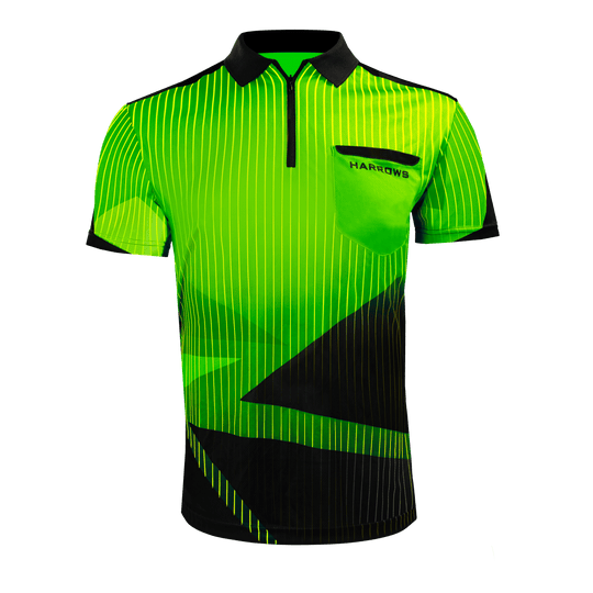 Harrows Shard Dartshirt - Grün Das Bild zeigt das grüne Harrows Shard Dartshirt mit einem modernen, auffälligen Design. Das Shirt hat dünne vertikale Streifen, einen schwarzen Kragen und eine Brusttasche mit dem Harrows-Logo.