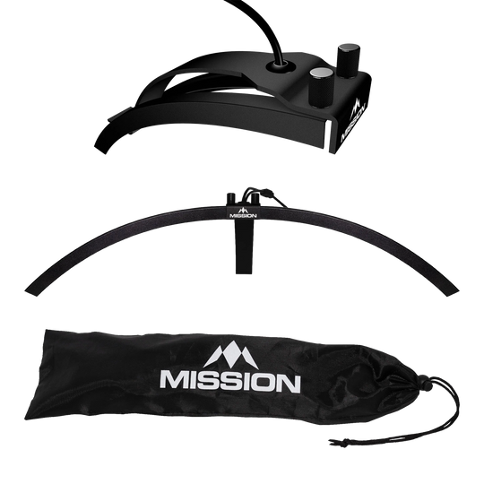 Das Bild zeigt die faltbare LED Dartboard Beleuchtung "Mission Torus 100". Abgebildet sind das Beleuchtungselement, ein Bogen und eine schwarze Transporttasche mit dem Mission-Logo.