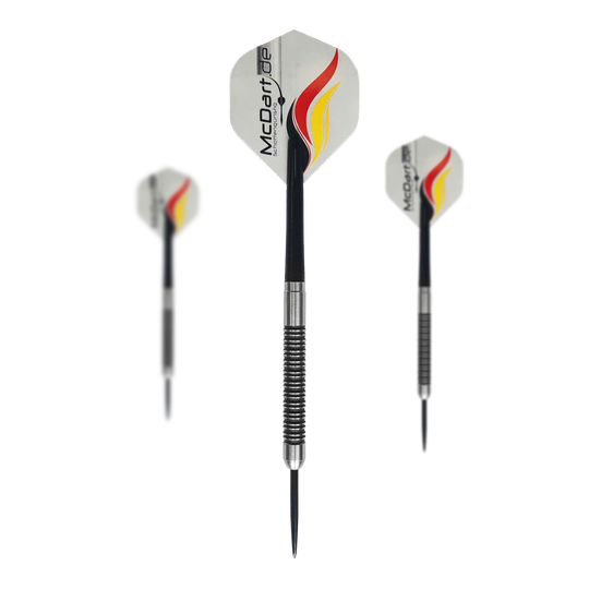 Ein Set McDart Super Grip Steeldarts ist vollständig abgebildet. Die verschiedenen Teile sind übersichtlich angeordnet.