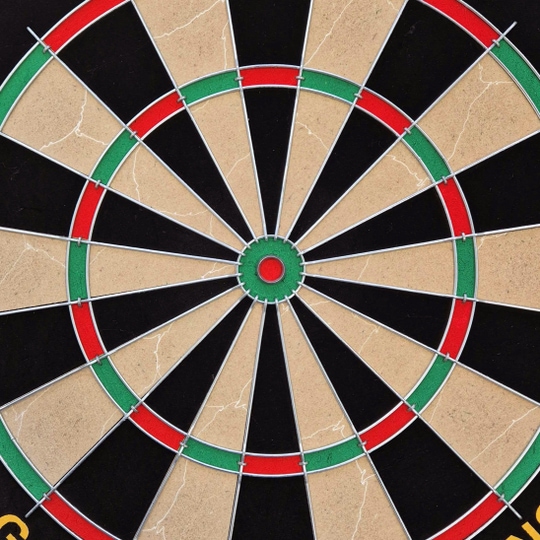 Juego de dardos de acero Target Gabriel Clemens Das Bild zeigt eine klassische Steeldart-Scheibe mit schwarz, rot, grün und beigen Feldern. Es handelt sich um das Produkt "Target Gabriel Clemens Steeldartboard Set".