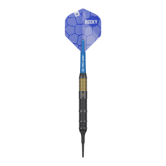 Dardos blandos Target Josh Rock Brass - 18 g Das Bild zeigt einen Target Josh Rock Brass Softdart mit einem Gewicht von 18g. Der Dart hat eine blaue Flight mit der Aufschrift "ROCKY" und einen messingfarbenen Griffbereich.