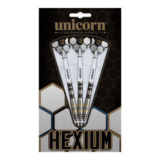 Dardos de acero Unicorn Hexium Style 01 negros y dorados Unicorn Hexium Style 01 Black & Gold Steeldarts sind auf diesem Bild abgebildet. Die Abbildung zeigt die schwarzen und goldenen Steeldarts in Nahaufnahme.