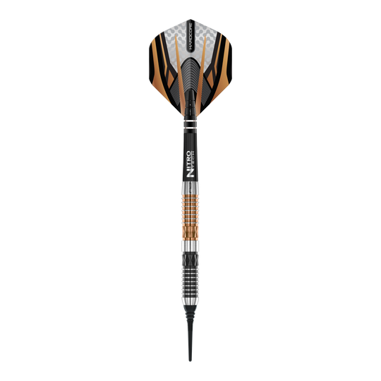 Dardos blandos Red Dragon Panterra - 20 g Das Bild zeigt einen Red Dragon Panterra Softdart mit einem Gewicht von 20g. Der Dart hat ein markantes Design mit schwarzen, goldenen und silbernen Elementen.