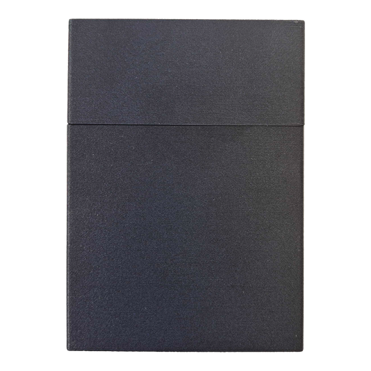 Estuche para dardos Smoke 180 con diseño personalizado - Negro Das Smoke 180 Dartcase in Schwarz mit individuellem Muster ist zu sehen. Das Case wirkt robust und rechteckig.