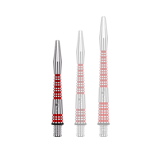 Winmau Triad RX Aluminium Shafts - Rot Das Bild zeigt drei verschieden lange, rot-silberne Aluminium-Dartschäfte. Sie haben ein geriffeltes Design und sind für den Gebrauch mit Dartpfeilen bestimmt.