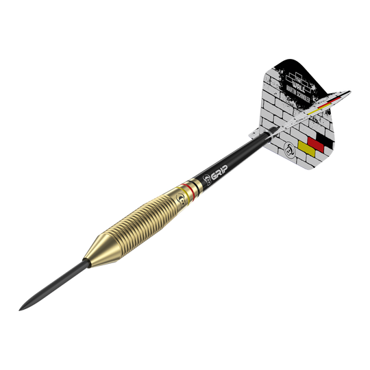 Das Bild zeigt einen Steeldart mit messingfarbenem Griff und schwarzem Schaft. Auf dem Flight steht "The Wall Martin Schindler" vor einem gemauerten Hintergrund mit den Farben der deutschen Flagge.