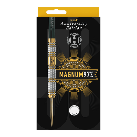 Dardos de acero Magnum edición aniversario de Harrows Das Bild zeigt eine Verpackung für einen Steeldart der Marke Harrows, Anniversary Edition. Auf der Verpackung steht "MAGNUM 97%" und das Design ist in Schwarz und Gold gehalten.