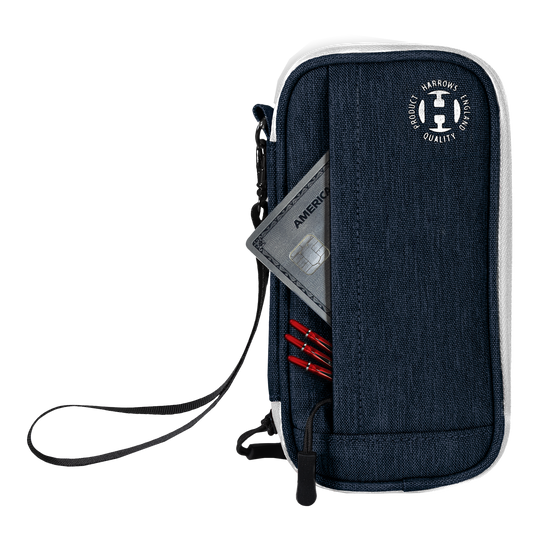Cartera inteligente Harrows Dartcase Das Bild zeigt ein blaues Harrows Smart Case Dartetui mit einer Handgelenkschlaufe. In einer Außentasche befinden sich eine Kreditkarte und mehrere rote Dartspitzen.
