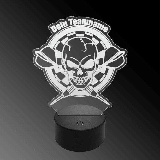 Lámpara de dardo LED de plexiglás con texto personalizado Das Bild zeigt eine LED-Lampe mit einem Plexiglas-Aufsatz in Form eines Totenkopfs vor einer Dartscheibe mit zwei gekreuzten Dartpfeilen. Oben steht der Schriftzug "Dein Teamname".