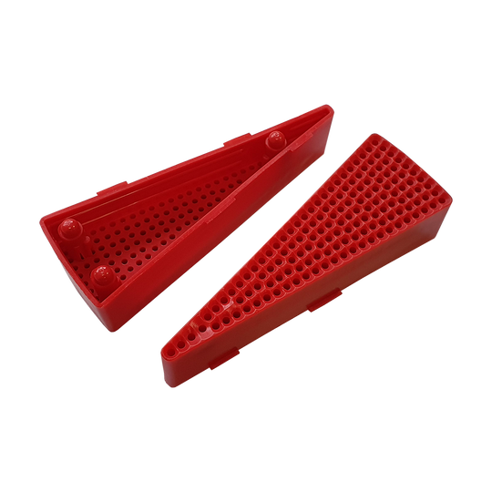 GRN0149_Granboard_132_Ersatzfelder_Single_Innen_Rot_1 Das Bild zeigt zwei rote, dreieckige Ersatzfelder für das Granboard 132. Sie bestehen aus Kunststoff und haben viele kleine Löcher auf der Oberfläche.