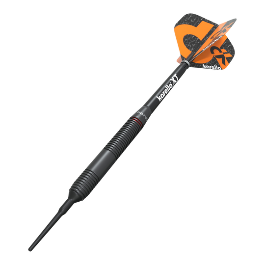 Karella Daniel Klose dardos suaves Auf dem Bild ist der Karella Daniel Klose Softdart zu sehen. Der Dartpfeil hat ein schwarzes Gehäuse mit orangenen Flights und dem Karella-Logo.