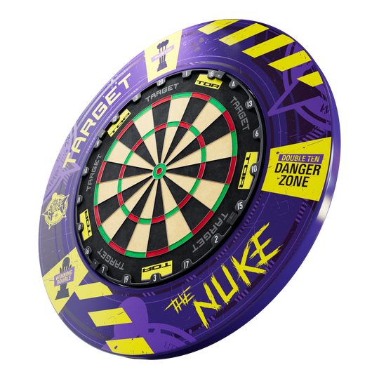 Das Bild zeigt das Produkt „Target Luke Littler World Champion 2025 Surround Tor Steeldartboard Bundle“. Die Dartscheibe ist von einem auffälligen lila und gelben Surround mit Texten wie „DANGER ZONE“ und „THE NUKE“ umgeben.