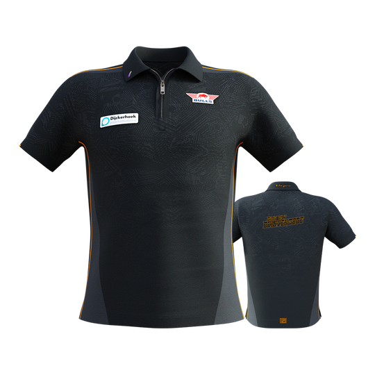 Das Bild zeigt das "Bulls NL Dirk Van Duijvenbode Matchshirt 2025" in dunklem Design mit dezenten Mustern und orangenen Akzenten. Auf der Vorderseite sind Logos und Sponsoren zu sehen, während auf der Rückseite der Name "Dirk van Duijvenbode" steht.