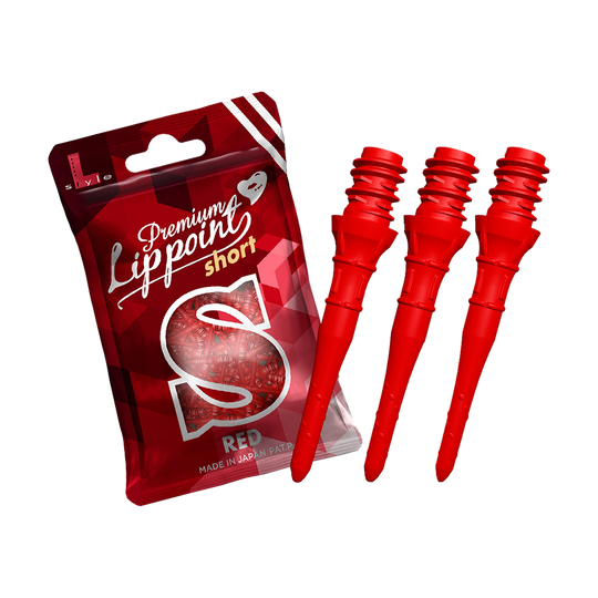 LIP37_L-Style_Premium_Lippoints_Short_Rot_2 Auf dem Bild ist eine Packung mit Premium Lippoints in der Ausführung "short" zu sehen. Daneben liegen drei rote Dartspitzen.