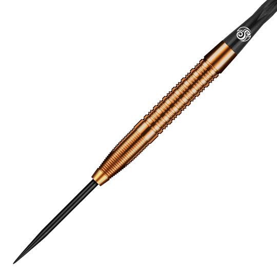 Dardos de acero Jake Womack de la serie Shot Pro, 23 g Das Bild zeigt einen Shot Pro Series Jake Womack Steeldart mit einem Gewicht von 23g. Der Dartpfeil hat ein auffälliges, bronzefarbenes Design mit feinen Rillen am Griff.