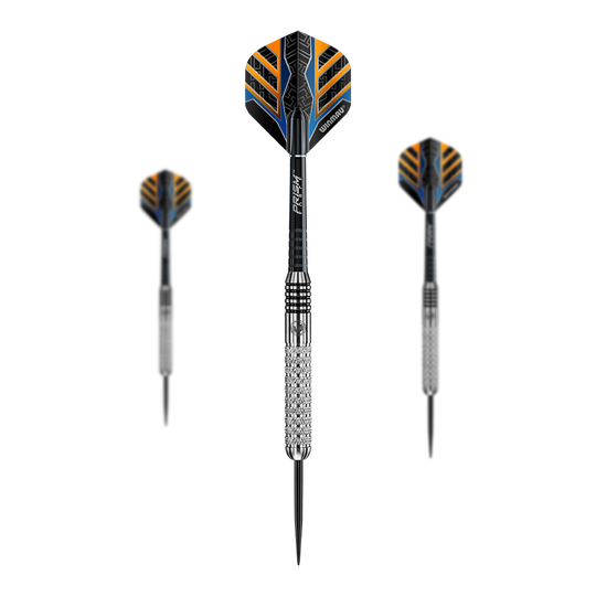Winmau Barbarian Tungsten Style Steeldarts Das Bild zeigt drei Winmau Barbarian Tungsten Style Steeldarts. Die Darts haben silberne Spitzen, metallisch strukturierte Griffe und schwarze Flights mit orange-blauen Mustern.