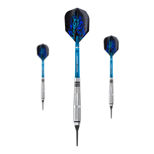 Dardos blandos Harrows Blaze Style A - 18 g Das Bild zeigt drei Softdarts des Produkts "Harrows Blaze Style A Softdarts - 18g". Die Darts haben blaue Schäfte, schwarze Flights mit blauen Flammen und silberne, gerillte Barrels.