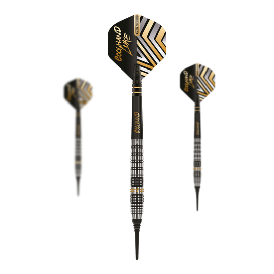 Dardos blandos Red Dragon Luke Humphries Prestige - 20 g Das Bild zeigt drei Softdarts des Modells „Red Dragon Luke Humphries Prestige“ mit 20g Gewicht. Die Darts haben ein schwarzes und silbernes Design mit goldfarbenen Akzenten und der Aufschrift „Coolhand Luke“.