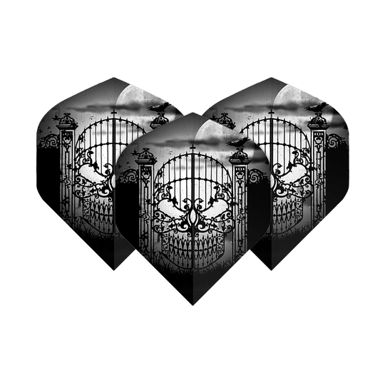 Alchemy Abandon All Hope No2 Vuelos estándar Das Bild zeigt drei schwarze Dart-Flights mit einem detailreichen, gotischen Tor-Design in Form eines Totenschädels. Im Hintergrund sind ein Vollmond und fliegende Raben zu sehen.