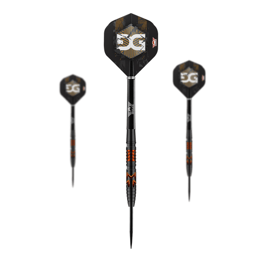 Dardos de acero al 90 % de Martijn Kleermaker de Bulls NL Auf dem Bild sind drei moderne Steeldarts mit schwarzem Schaft und auffälligen orangenen Akzenten zu sehen. Die Flights der Darts sind schwarz mit weiß-goldenem Muster und dem Schriftzug "5G".