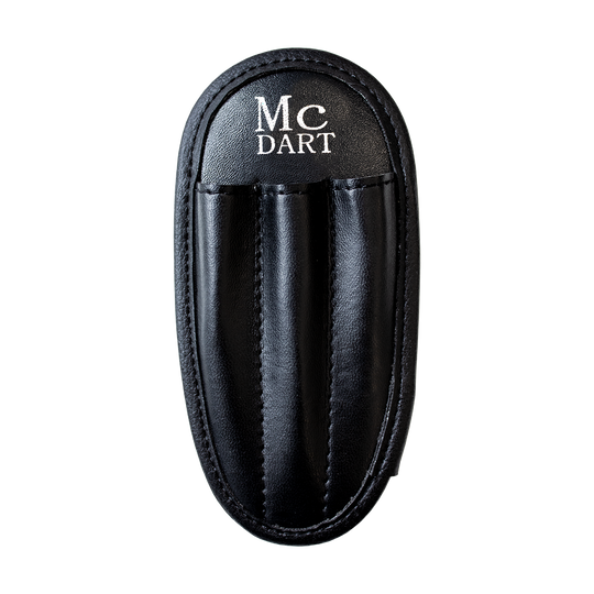 724_McDart_Pouch_Dartk-cher_1 Das Bild zeigt einen schwarzen Dartköcher mit der Aufschrift "McDART" oben. Der Köcher hat drei Fächer zum Aufbewahren von Dartpfeilen.