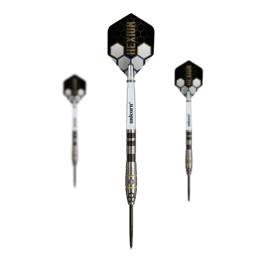 Dardos de acero Unicorn Hexium Style 01 negros y dorados Das Bild präsentiert das Set der Unicorn Hexium Style 01 Black & Gold Steeldarts. Die Steeldarts sind in einer ansprechenden Schwarz-Gold-Optik dargestellt.