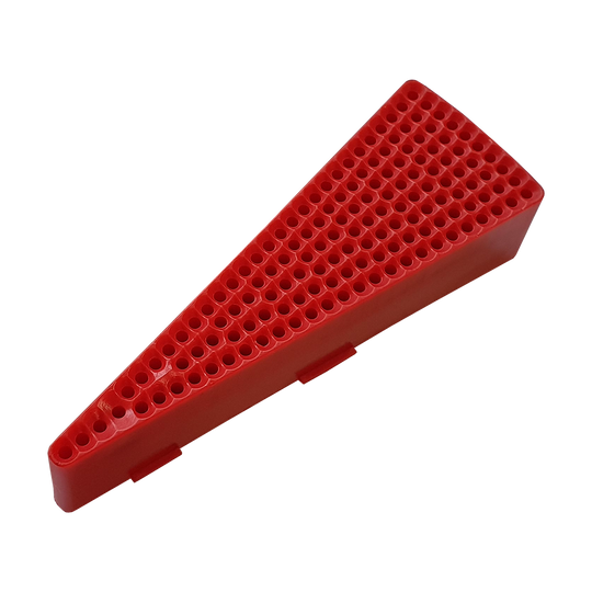 Das Bild zeigt ein rotes, keilförmiges Ersatzfeld für ein Granboard 132. Die Oberfläche hat viele kleine Löcher, die typisch für ein Dartboard-Segment sind.