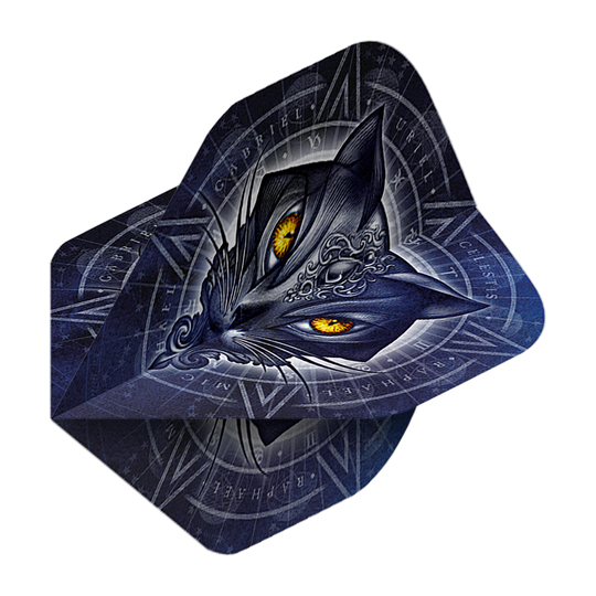 Vuelos estándar Alchemy Star Of Ailouros No2 Das Bild zeigt das Produkt „Alchemy Star Of Ailouros No2 Standard Flights“. Auf dem Flight ist ein dunkelblaues Katzenmotiv mit leuchtend gelben Augen und mystischen Symbolen abgebildet.