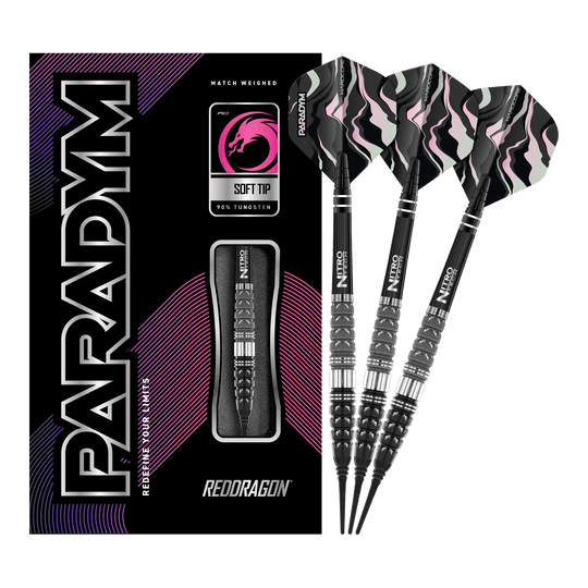 Auf dem Bild sind die Red Dragon Paradym Torpedo Softdarts mit 20 Gramm Gewicht zu sehen. Die Verpackung und drei Darts mit schwarz-silbernen Spitzen und auffälligen Flights sind abgebildet.
