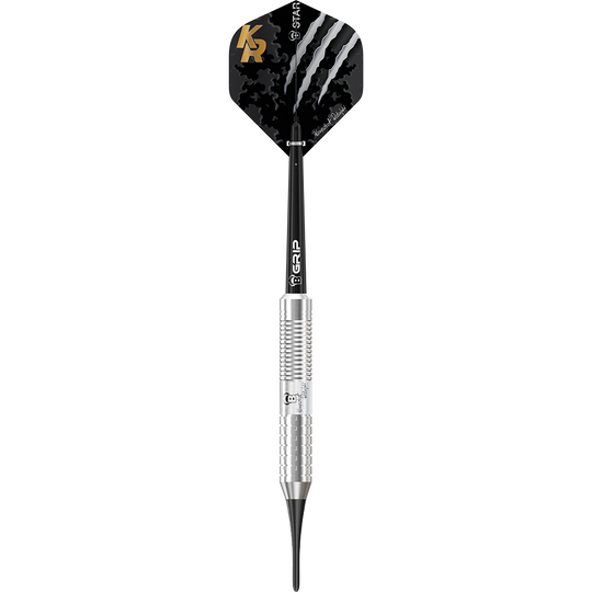 17008_Bulls_Krzysztof_Ratajski_Brass_Silver_Softdarts_1AWPDBiQOQ83AX Das Bild zeigt einen silbernen Softdart mit dem Namen "Bulls Krzysztof Ratajski Brass Silver Softdarts - 18g". Der Dart hat einen schwarzen Flight mit Krallenmuster und goldfarbenen Initialen „KR“.