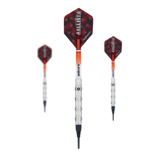 Dardos blandos Unicorn Ballista Style 1 Das Bild zeigt drei Softdarts des Modells "Unicorn Ballista Style 1". Die Darts haben rote Flights mit dem Aufdruck "BALLISTA" und silberne, strukturierte Schäfte.